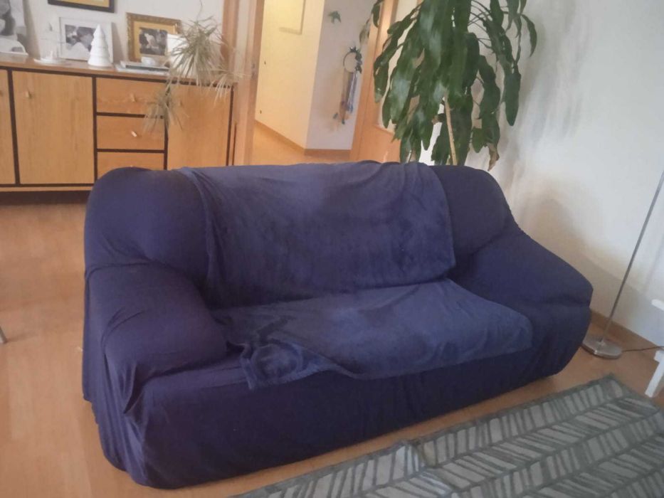 Sofá de três lugares com boa estrutura