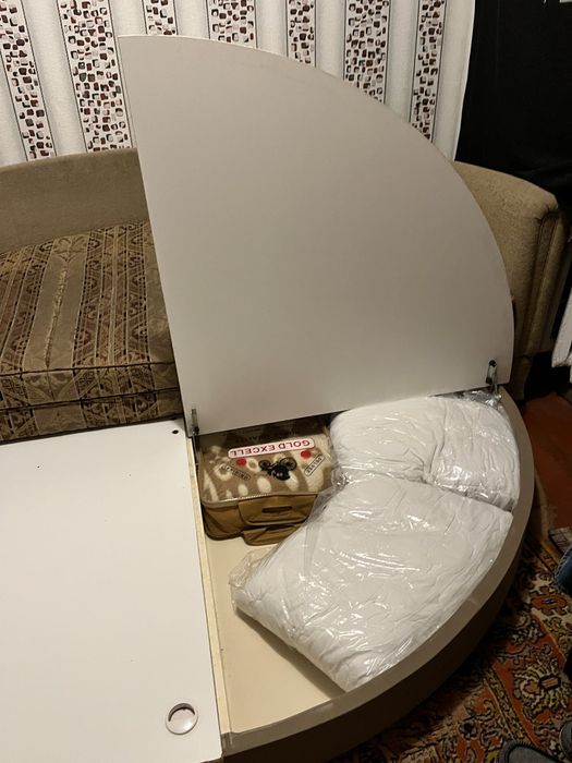 Продам круглий диван ліжко б/у
