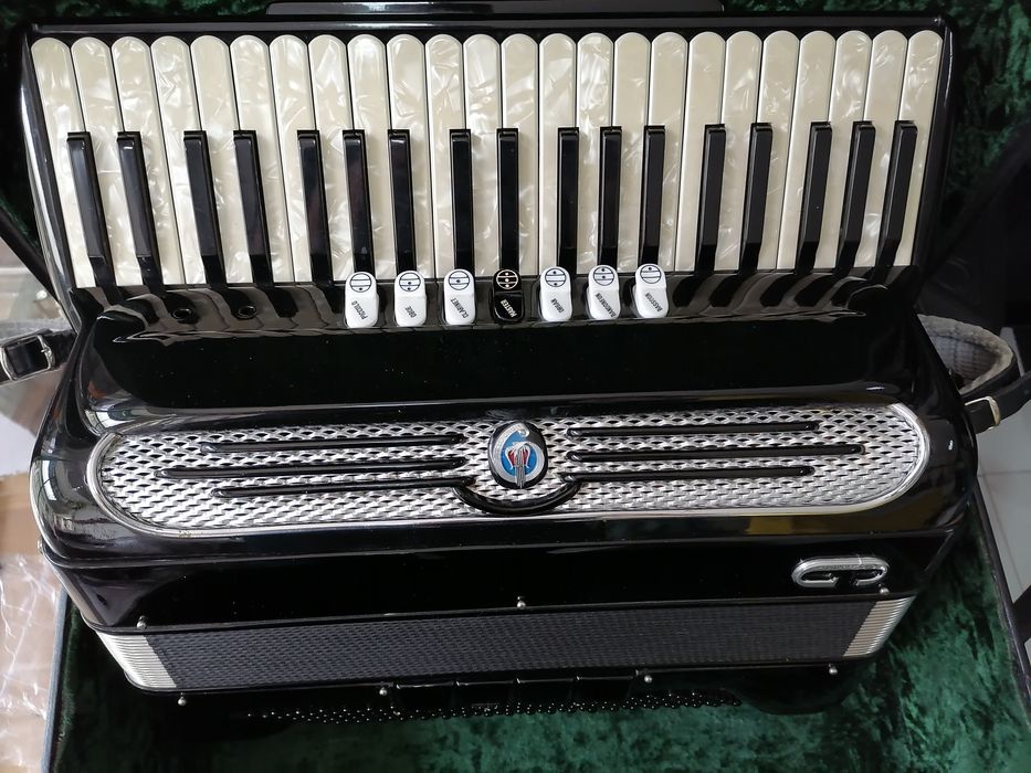 Acordeão Giulietti F74, 3ª vóz 140bxs.