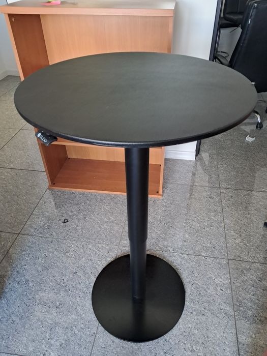 Czarny okrągły stolik
