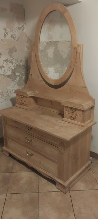 Sprzedam  toaletkę z drewna sosnowego.