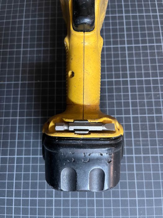 Berbequim sem fio DeWalt DW926 com 2 baterias Ni-Cd 9,6 V+ carregador