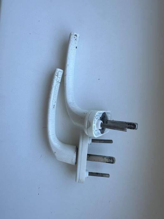 Ручки для окна белого цвета