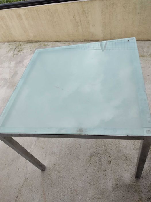 Mesa com tampo em vidro