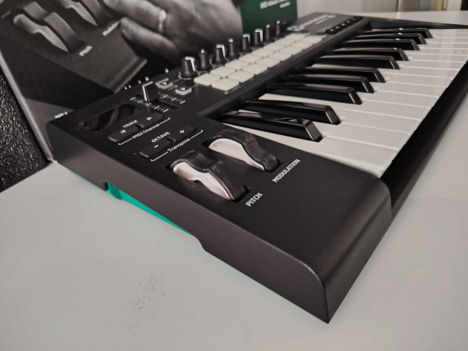 Teclado MIDI Novation Launchkey 25 MK2 (Com Caixa)