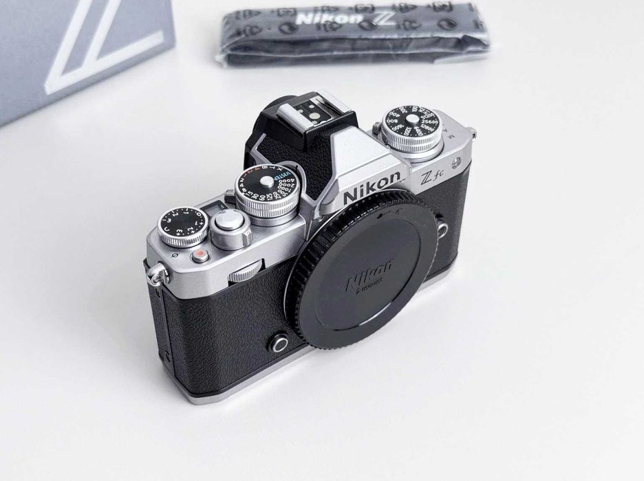 Nikon Zfc (seminova com adaptador de punho)