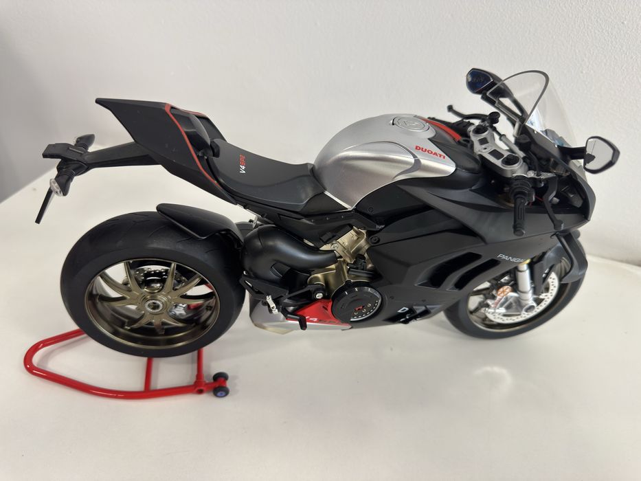 Ducati Corse V4. Funciona, tem chave, acende luzes, deita fumo, roda traseira gira. Tamanho 1:6