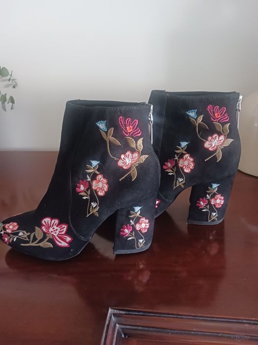 Botins bordados, tamanha 35, Bershka