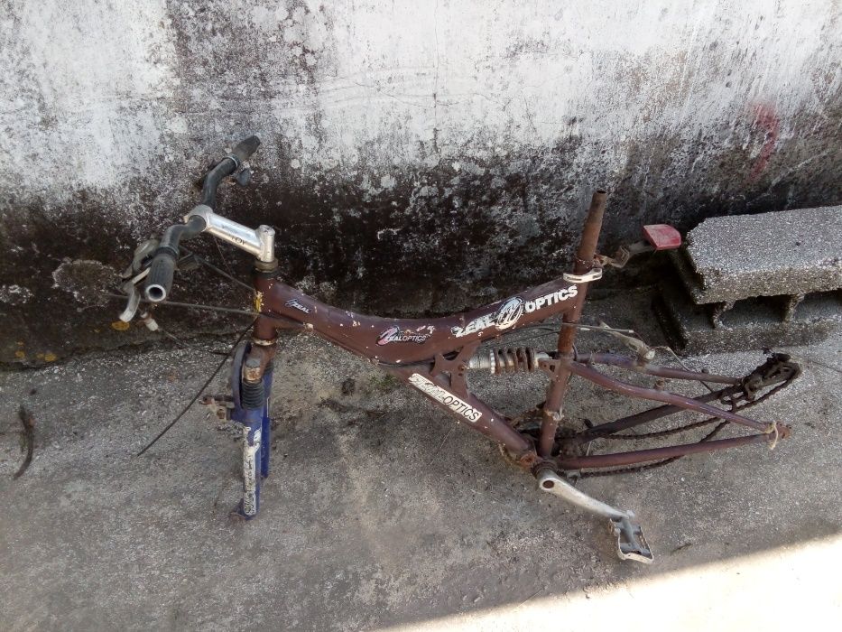 Várias bicicletas para restauro