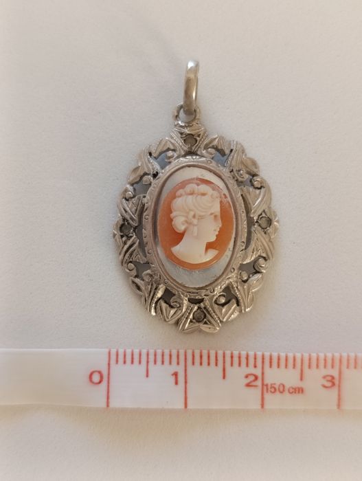 Antiga medalha em prata com camafeu