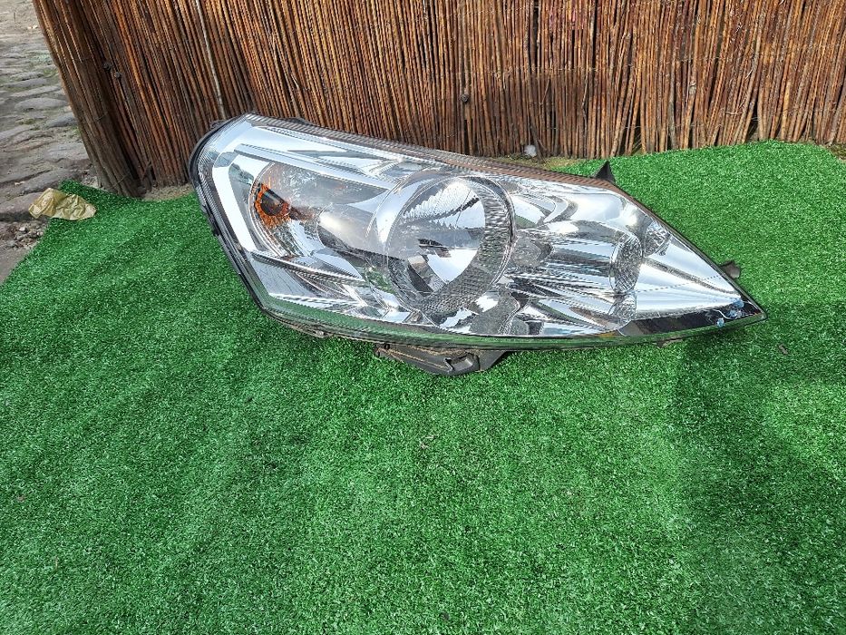 Lampa prawa przód Mercedes a klasa w169 bardzo ładna.