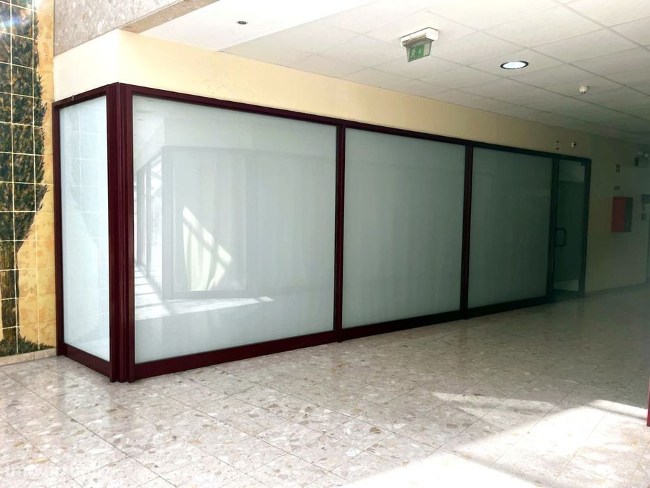 Vende-se loja/escritório nas Galerias Topázio, em Coimbra