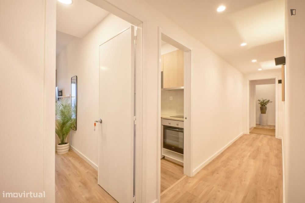 Quarto - localizado em Campolide Lisbon