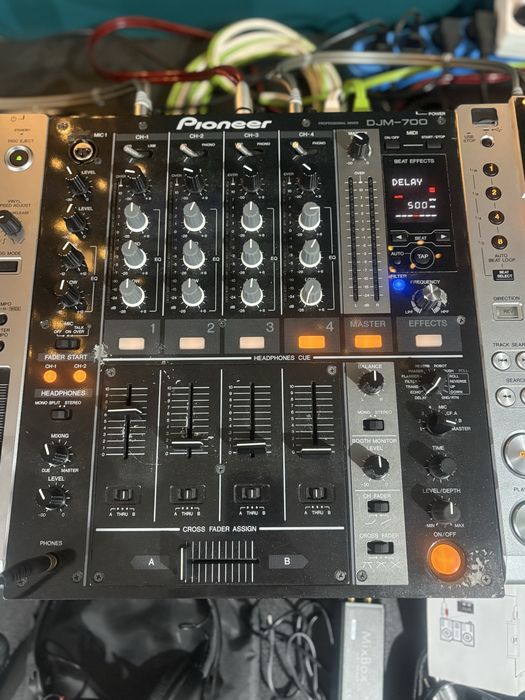 gotowe do grania stanowisko DJ oparte na sprzęcie Pioneer