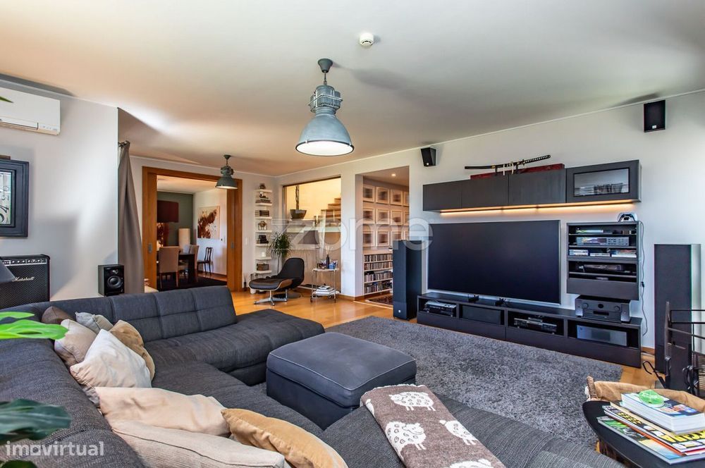 Moradia T5+2 com jardim, garagem e fabulosa vista de mar na Parede.