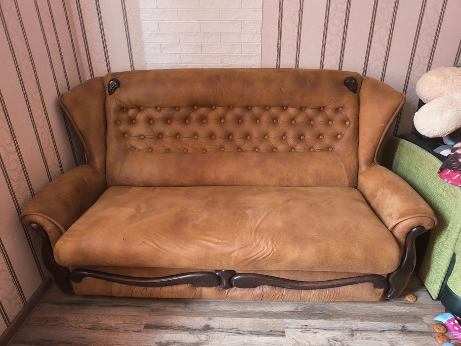 Диван, кровать, лягушка.