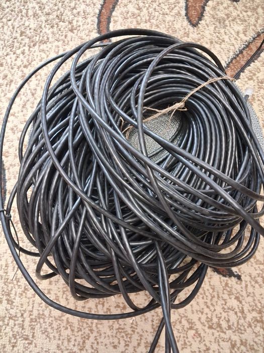 Kabel internetowy czarną obwódką na zewnątrz