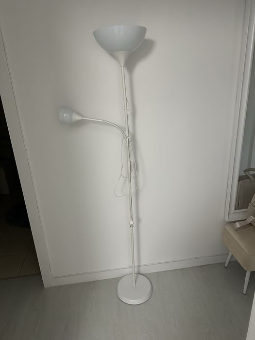 Candeeiro de pé em bom estado