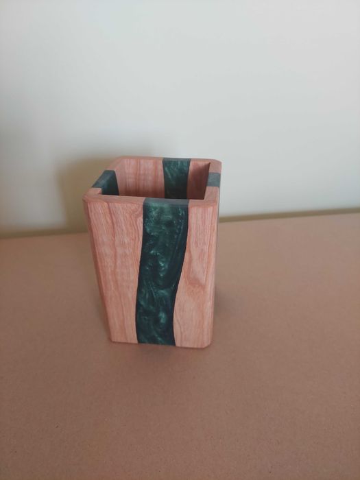 Drewniany kubek z żywicą