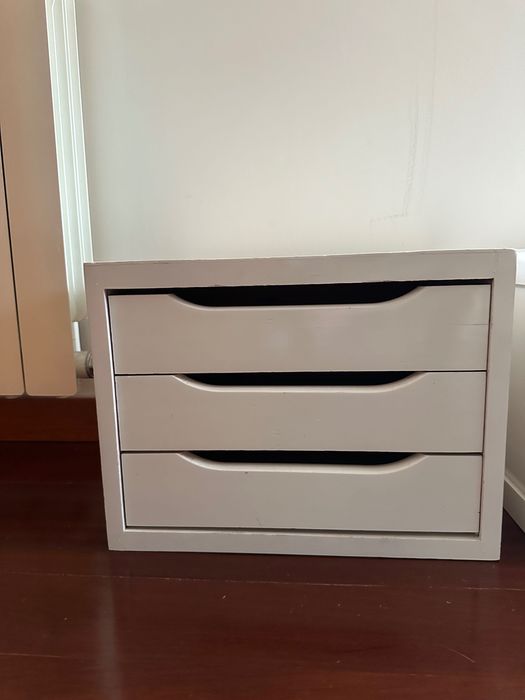 Caixas brancas com 3 gavetas