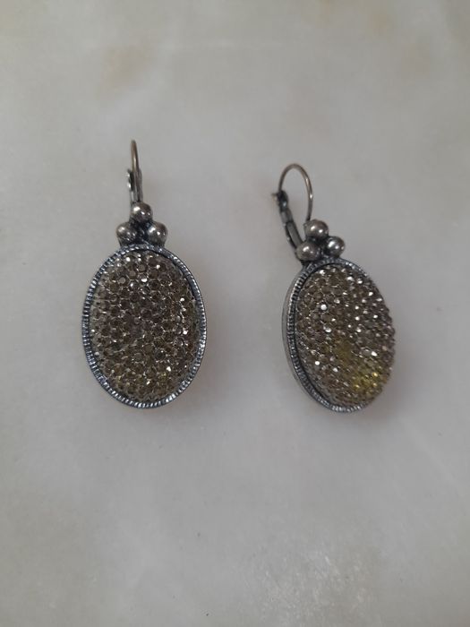 Brincos com pedras com brilho