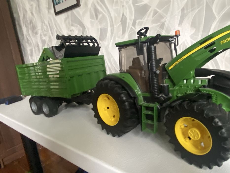 Продам  трактор Bruder John Deere 7930