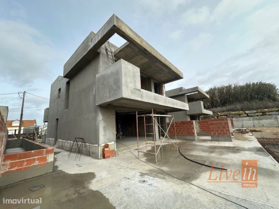 Moradia T3 Nova em Condomínio Fechado com Piscina na Ericeira