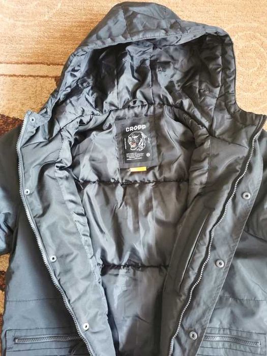 Gruba czarna kurtka jesienno zimowa z kapturem Cropp