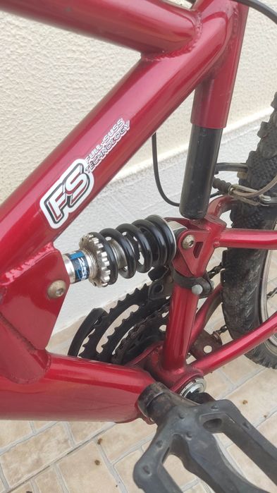 Bicicleta adulto, roda 26" com dupla suspensão.