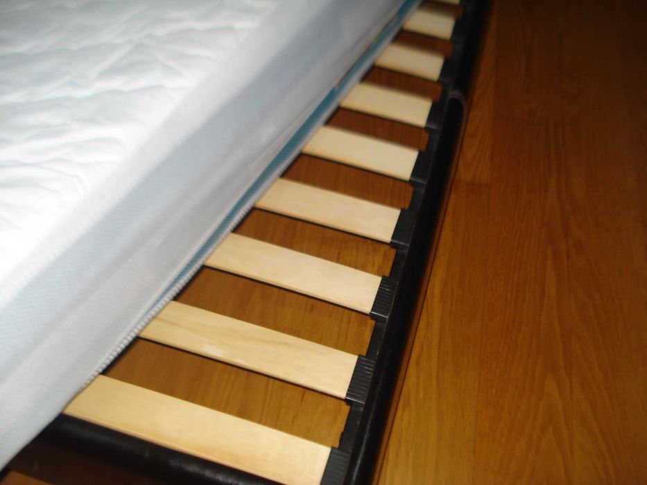 cama de casal com colchão em pele