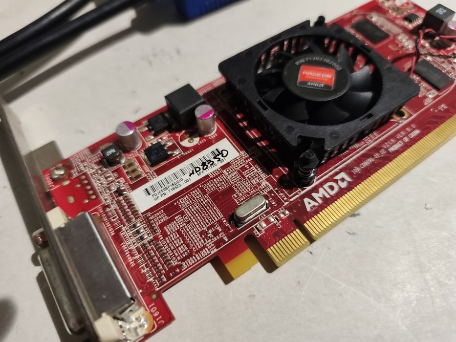 AMD Radeon 1GB HD8350 64bit активное охлаждение.