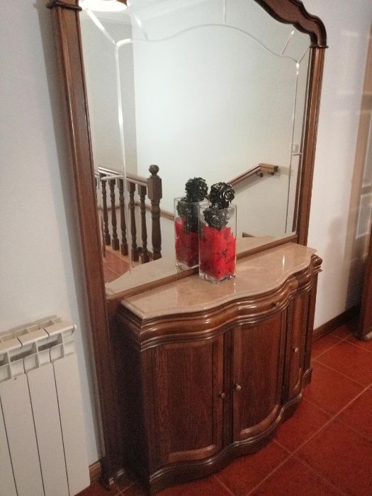 Móvel em madeira com pedra e espelho