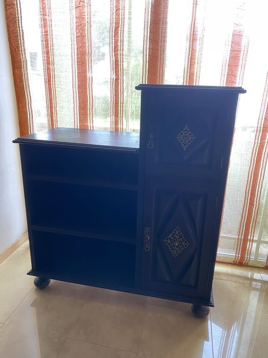 Móvel de Apoio com Prateleiras e Porta