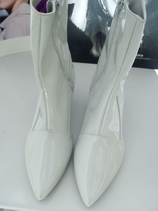 Botki lakierowane na   niskim obcasie 40