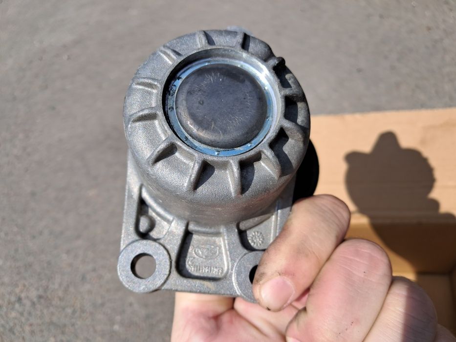 2 ролики з натяжними механізмами + ремінь генератора Пежо 508 2015р.