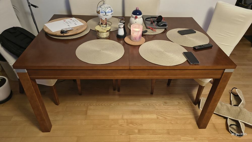 Rozkładany stół z litego drewna plus krzesła