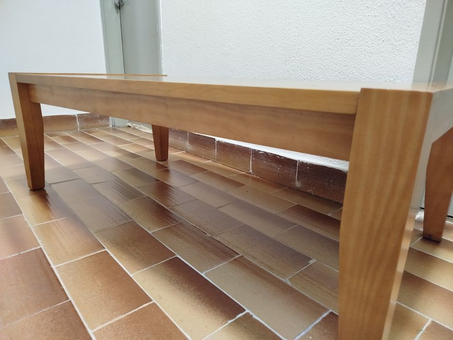 Mesa de centro de sala em madeira com vidro preto