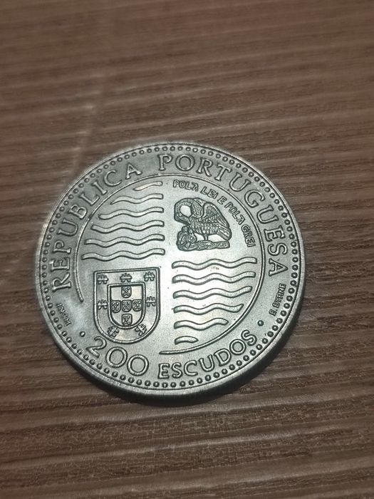 Moedas comemorativas de 200 escudos
