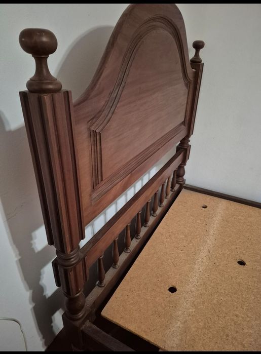 Cama de solteiro em madeira maciça