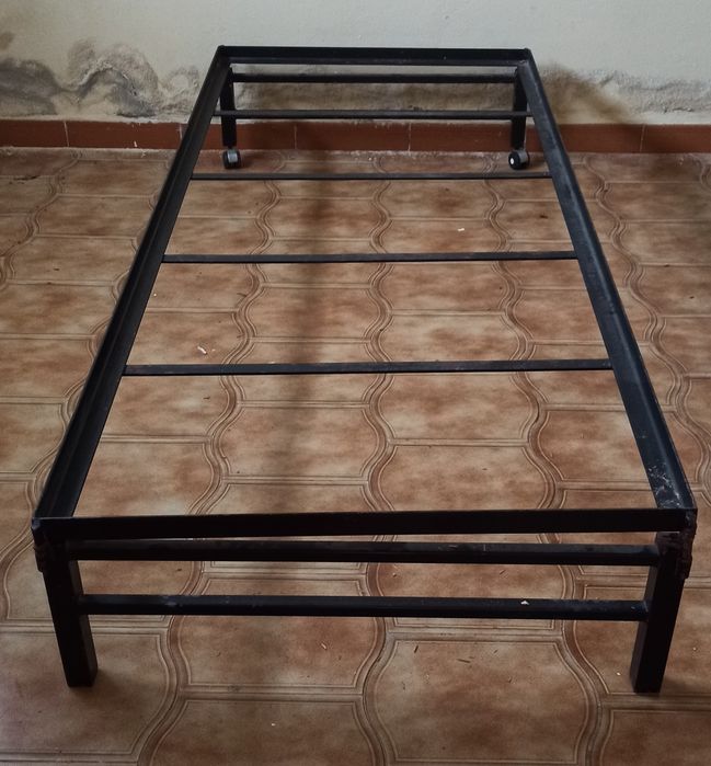 Cama de solteiro de ferro