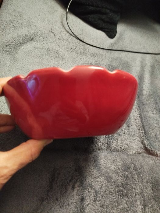 Cinzeiro antigo. Bordô