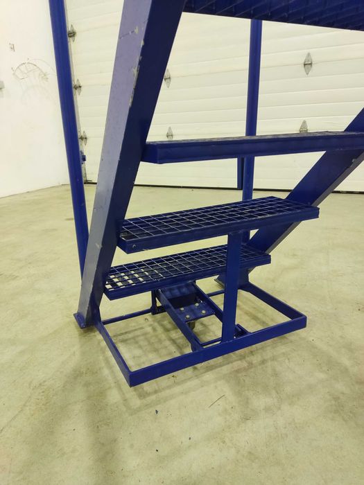 Escada de plataforma móvel em ferro – seminova