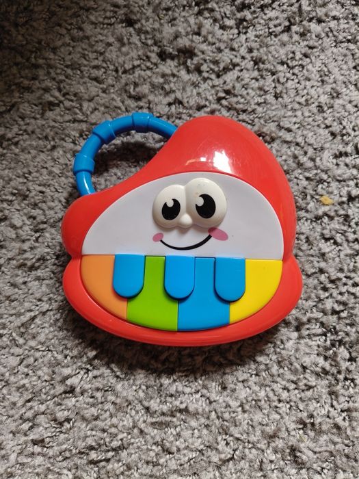 Pianinko grajace na baterie.