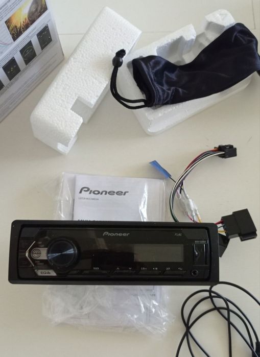 Rádio Pioneer e 2 colunas JVC.