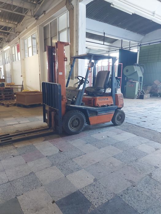 Empilhador Toyota 2 Tn Gás e Gasolina