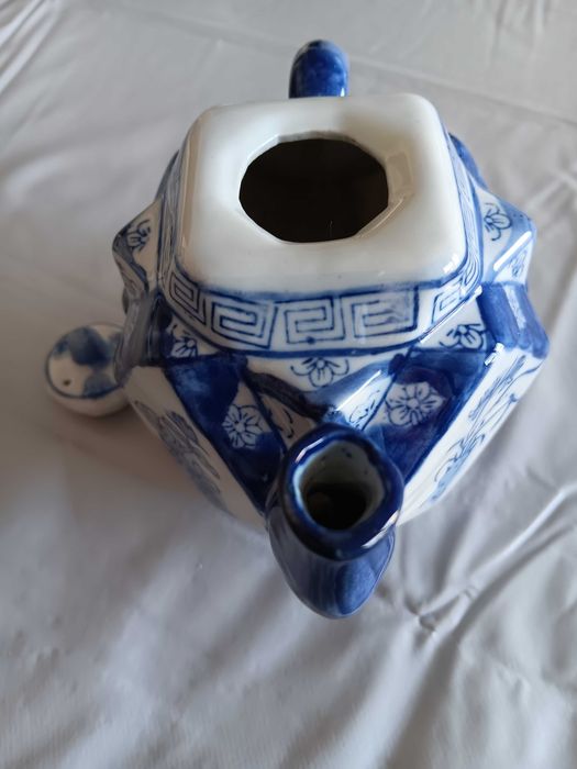 Bule em porcelana chinesa dos anos 60, feito à mão