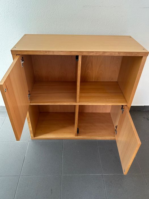 Estantes modulares IKEA com portas