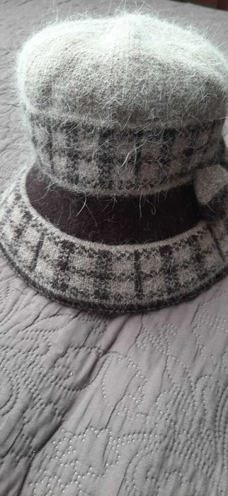 Czapka z małym daszkiem wełna angora