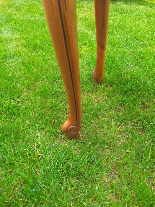 Piekny stylowy taboret