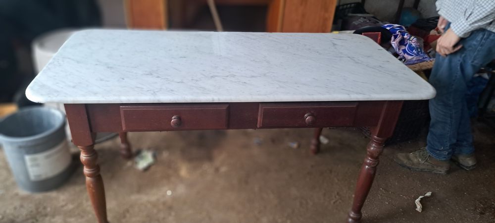 Mesa com pedra mármore e duas gavetas